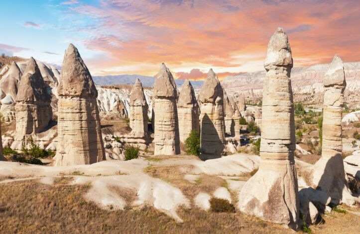 赤い岩肌が広がるカッパドキアの奇岩群 赤い岩肌が広がるカッパドキアの奇岩群