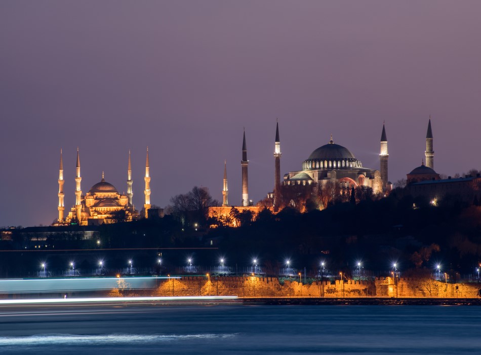 海側から望む夜のアヤソフィアとブルーモスク 海側から望む夜のアヤソフィアとブルーモスク