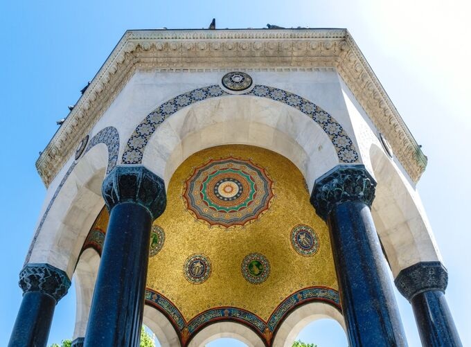 下から見上げたスルタンアフメット広場のドイツ噴水 下から見上げたスルタンアフメット広場のドイツ噴水