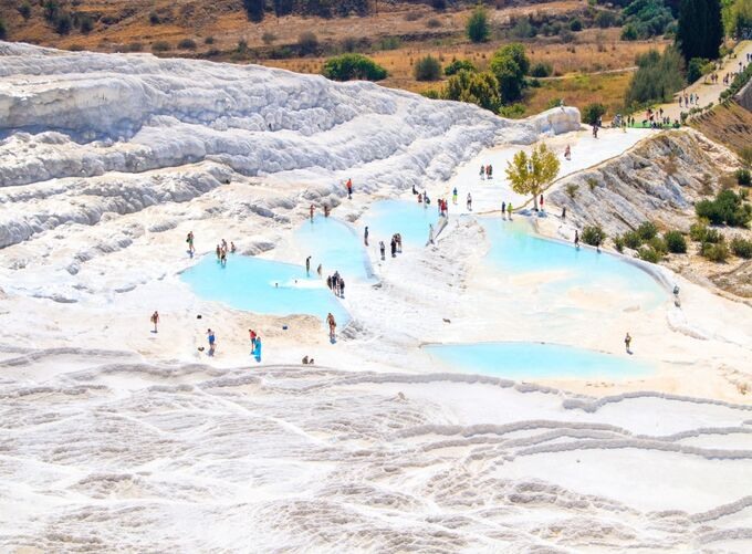 観光客が訪れるパムッカレの白い石灰棚 観光客が訪れるパムッカレの白い石灰棚