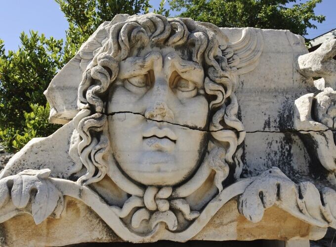 ひび割れた頭部彫刻が残るディディマ遺跡とエーゲ海 ひび割れた頭部彫刻が残るディディマ遺跡とエーゲ海