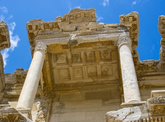 エフェソス古代都市の遺跡とツアー向け観光ルート エフェソス古代都市の遺跡とツアー向け観光ルート