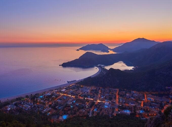 山と海に囲まれたオルデニズの青いビーチ 山と海に囲まれたオルデニズの青いビーチ