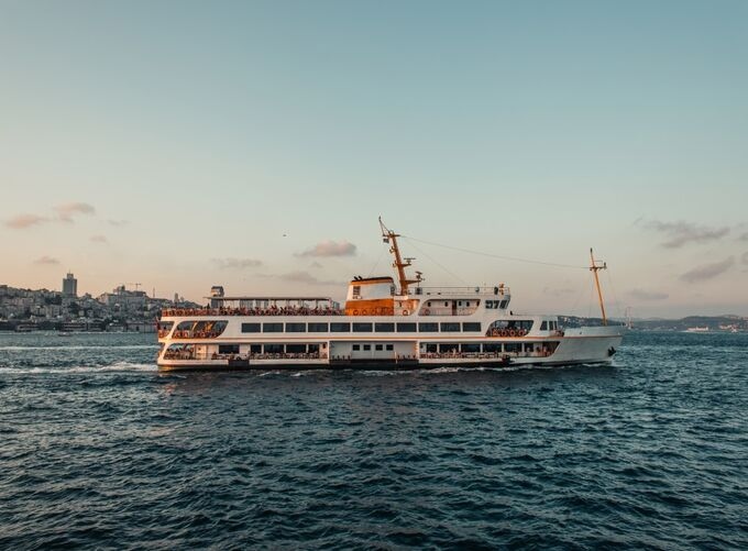 アジアとヨーロッパを結ぶイスタンブール・ボスポラスのフェリー航路 アジアとヨーロッパを結ぶイスタンブール・ボスポラスのフェリー航路