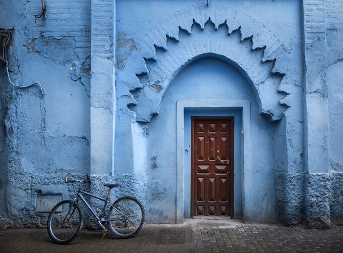 マラケシュ 白い門と自転車 モロッコ マラケシュ 白い門と自転車 モロッコ